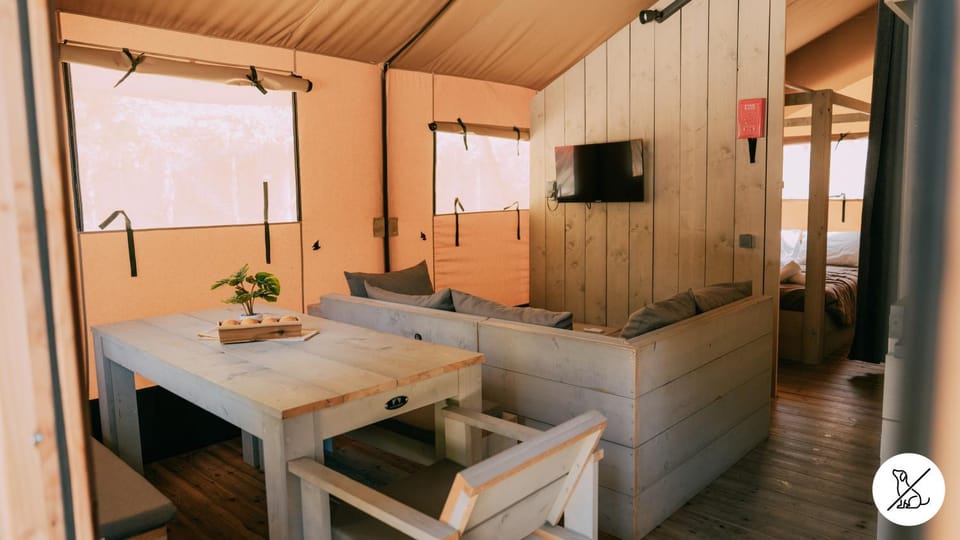Communal lounge/ TV room, TV and multimedia, Dining area, Evening entertainment