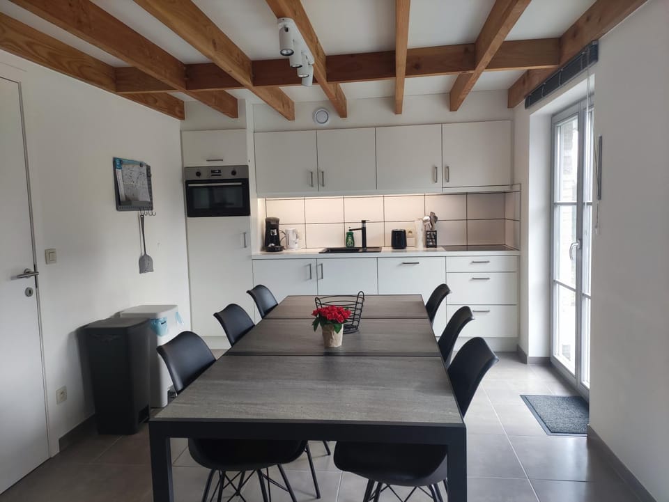 Kitchen or kitchenette, Dining area, minibar, pet friendly, stove