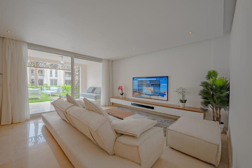 TV and multimedia, Living room, Evening entertainment