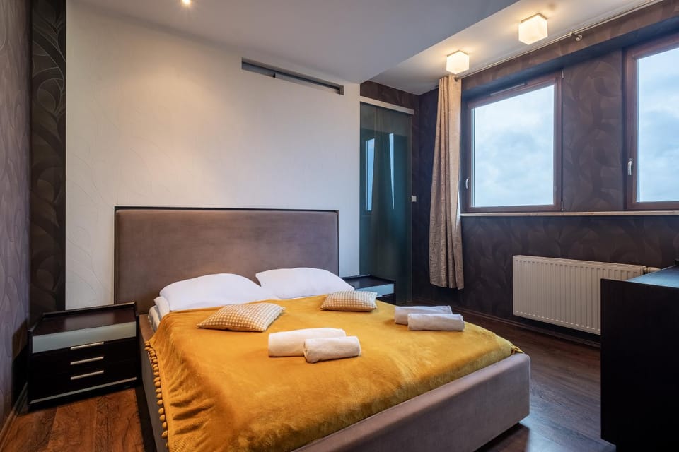 Bed, Photo of the whole room, Bedroom, towels