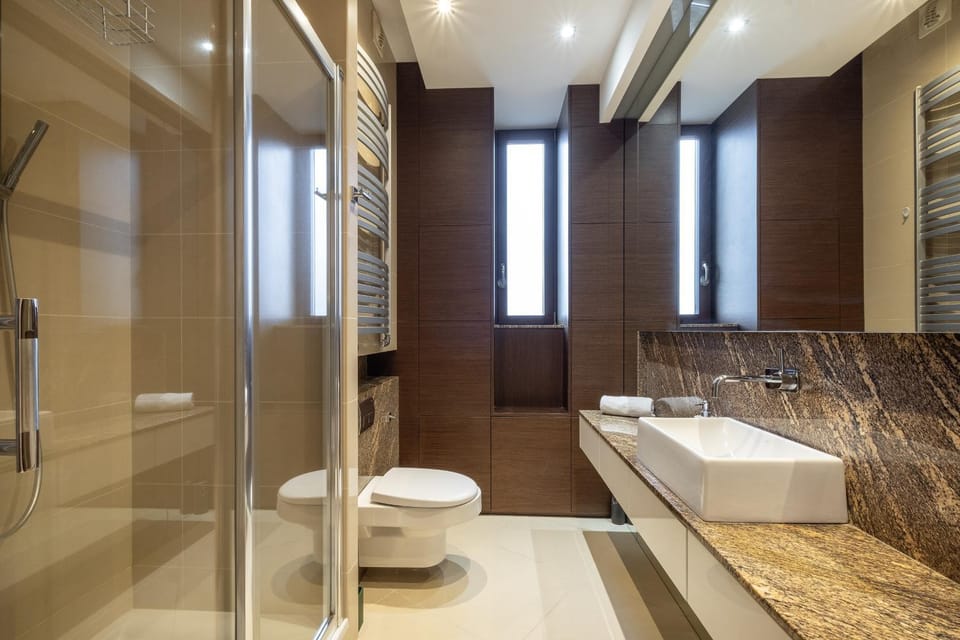 Shower, Toilet, Bathroom, towels