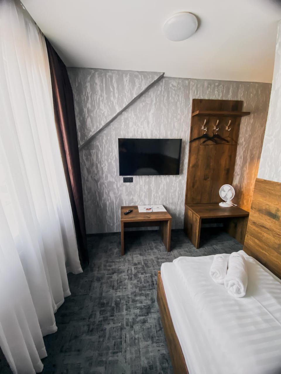 Bed, TV and multimedia, Photo of the whole room