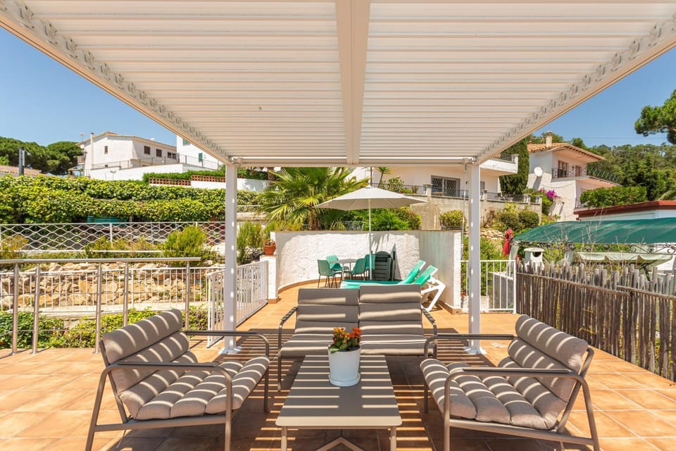 Property building, Balcony/Terrace, Living room