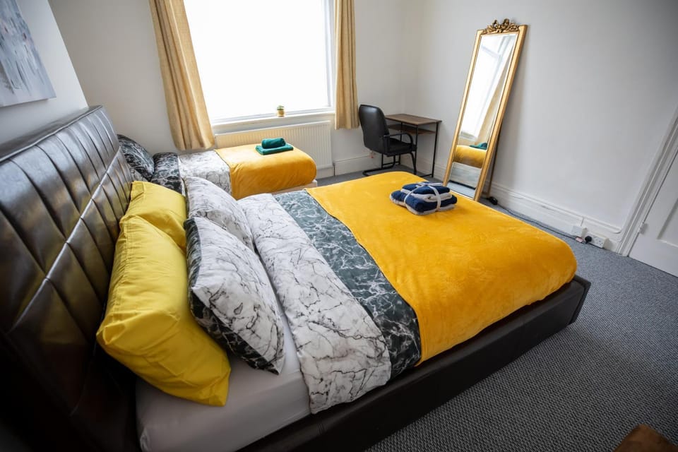 Bed, Photo of the whole room, Bedroom, towels