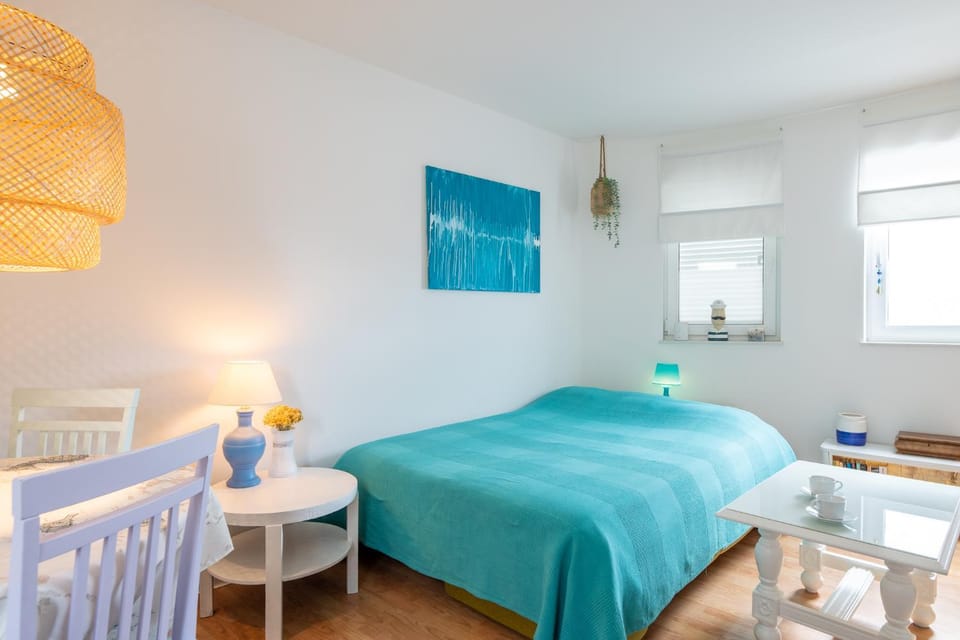 Bed, Living room, Bedroom