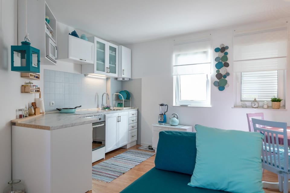 Kitchen or kitchenette, Living room, Seating area, Dining area