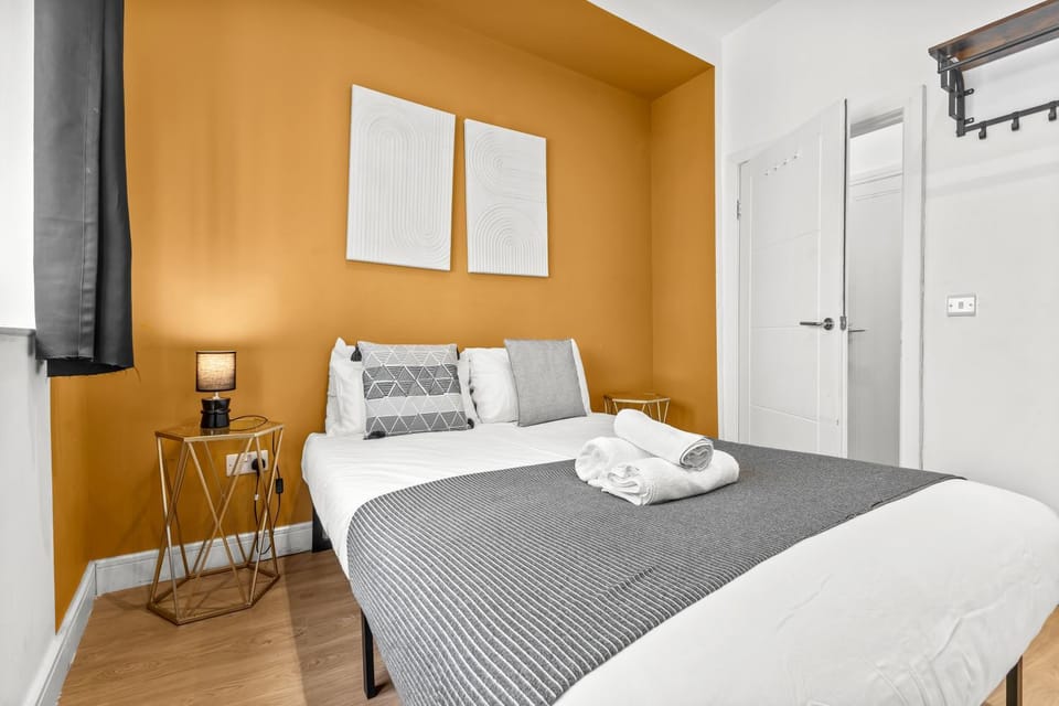 Bed, Photo of the whole room, Bedroom, towels