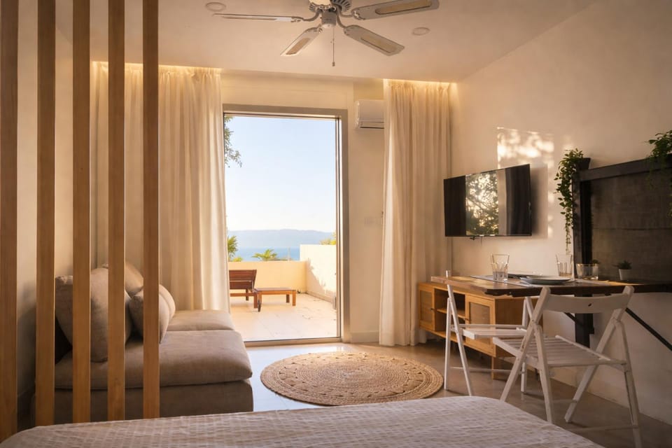 Communal lounge/ TV room, Bed, Natural landscape, TV and multimedia, Bedroom, Mountain view, Sea view