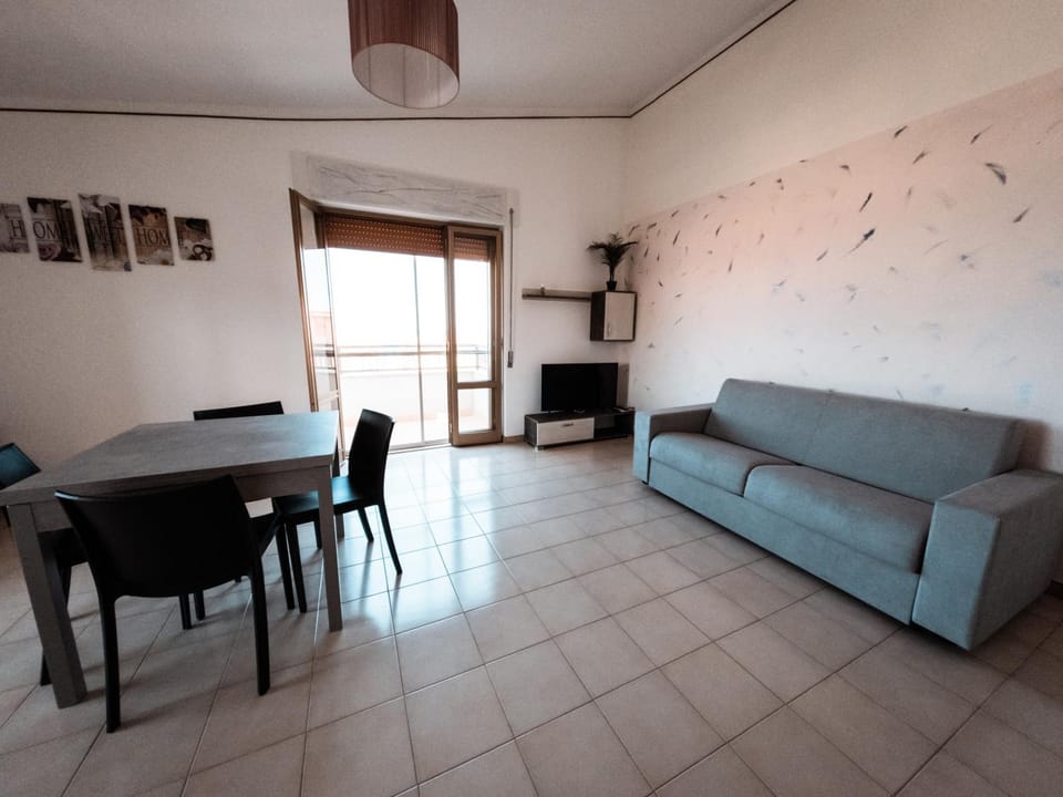 TV and multimedia, Coffee/tea facilities, Living room, Seating area, Dining area