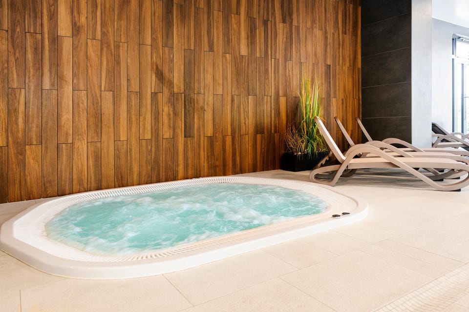 Hot Tub, Swimming pool, sunbed