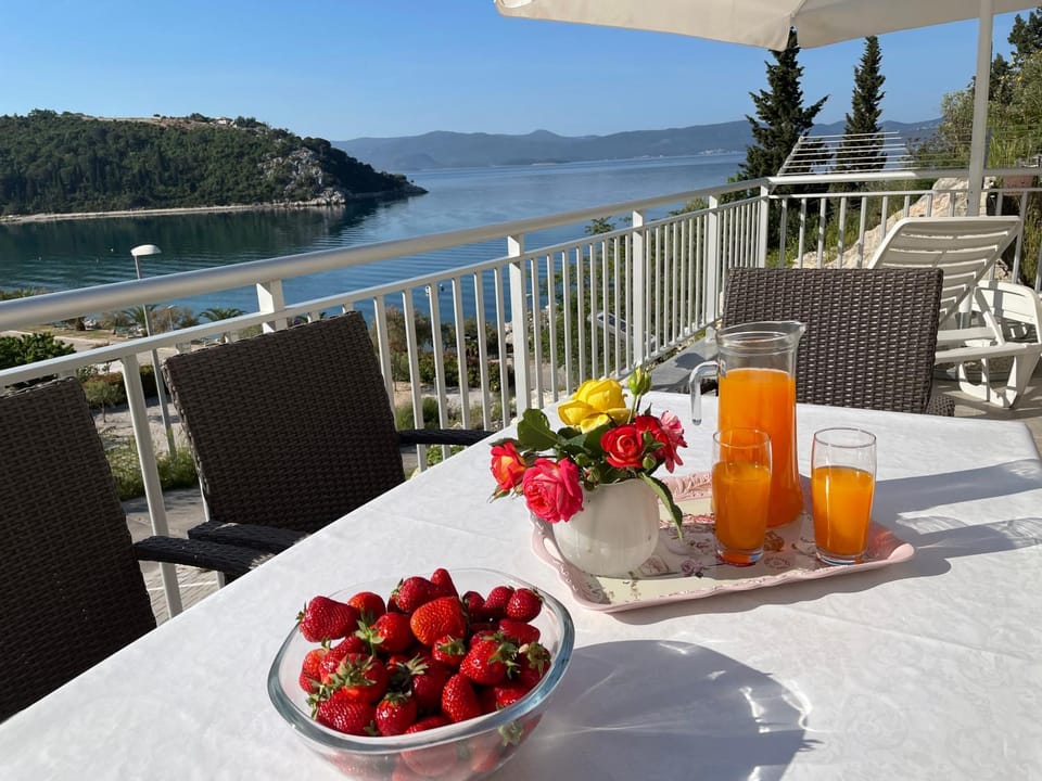 Balcony/Terrace, Food and drinks, Food, Drinks