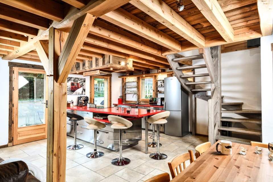 Kitchen or kitchenette, Dining area, minibar, pet friendly