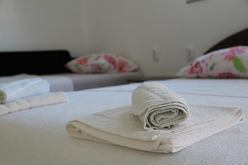 Bed, towels
