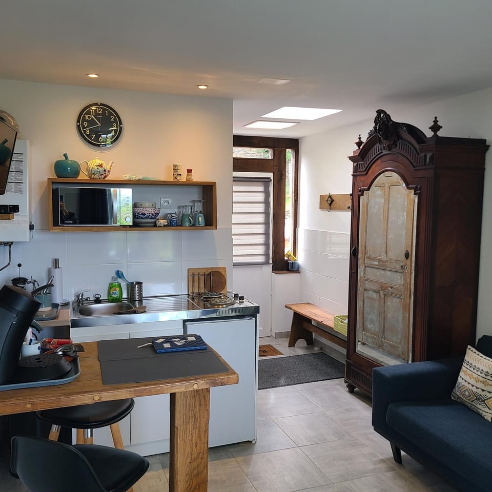 Kitchen or kitchenette, Seating area, wardrobe