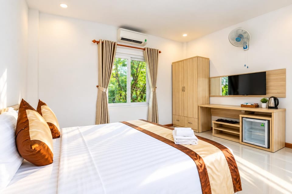 Bed, TV and multimedia, Photo of the whole room, Bedroom, minibar, oven, wardrobe, air conditioner