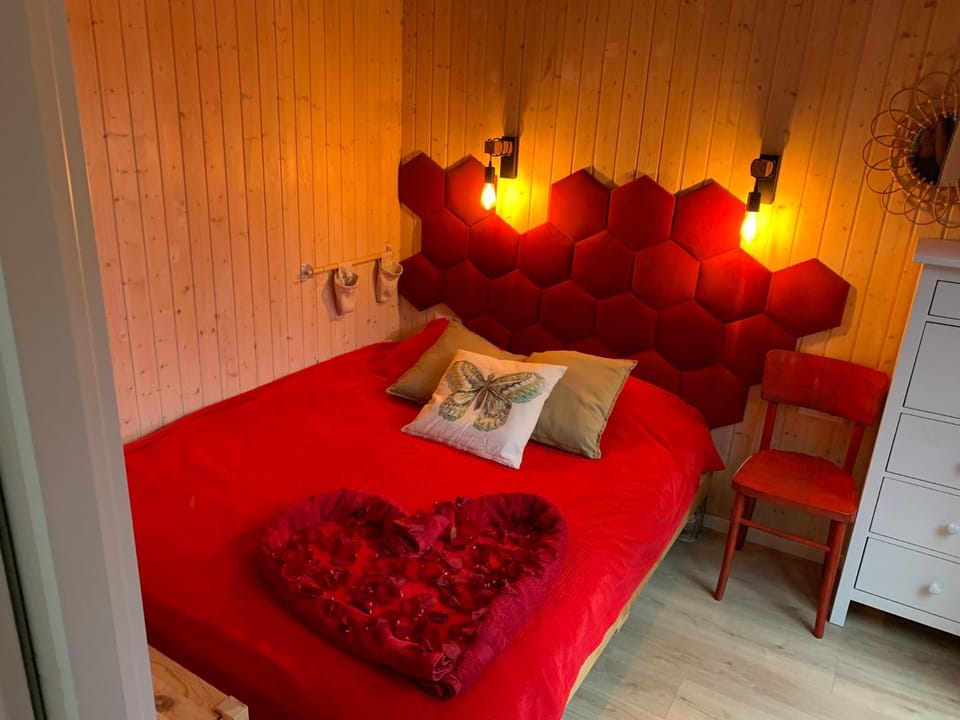Bed, Photo of the whole room, Bedroom, towels