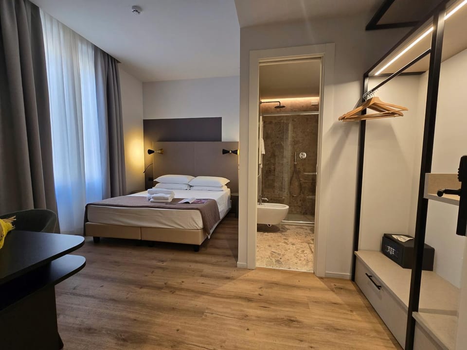 Photo of the whole room, Bedroom, locker, safe