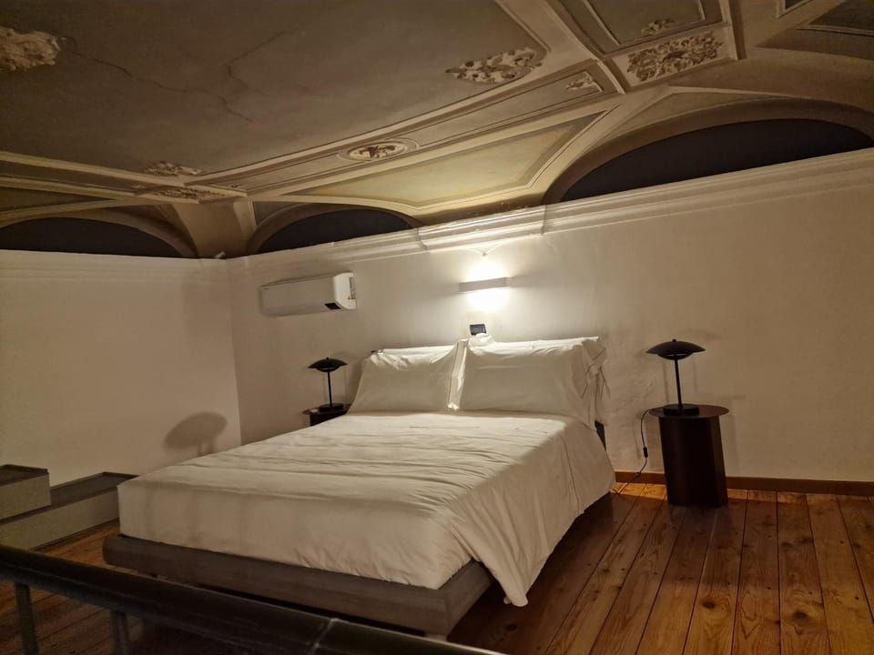 Bed, Photo of the whole room, Decorative detail, Bedroom