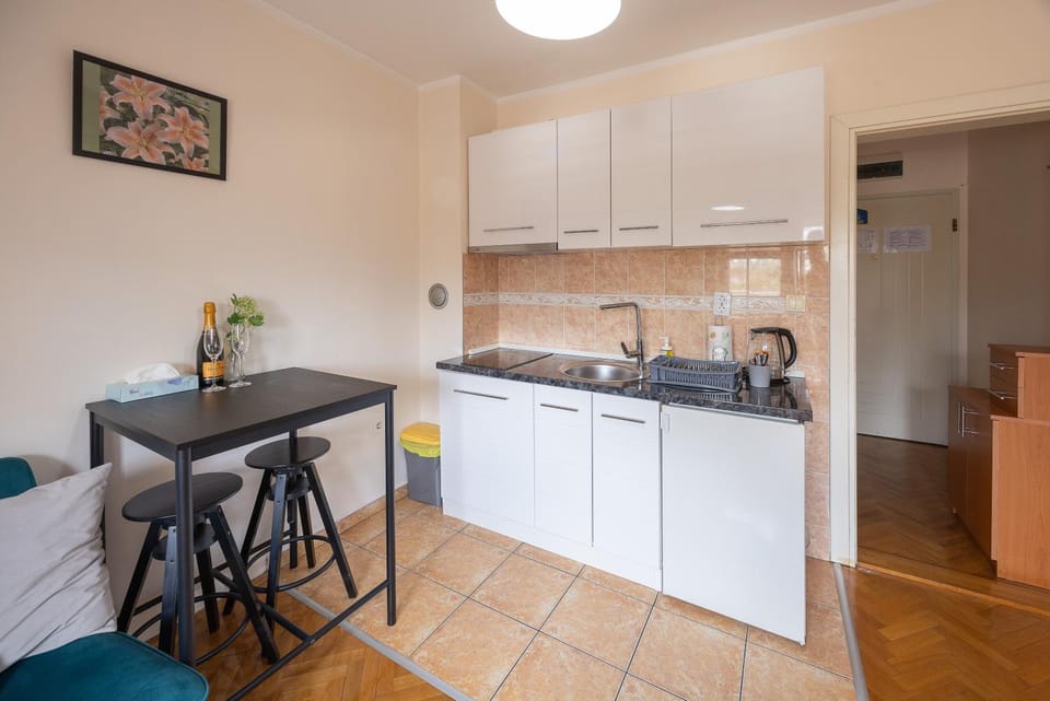 Kitchen or kitchenette, Seating area, stove
