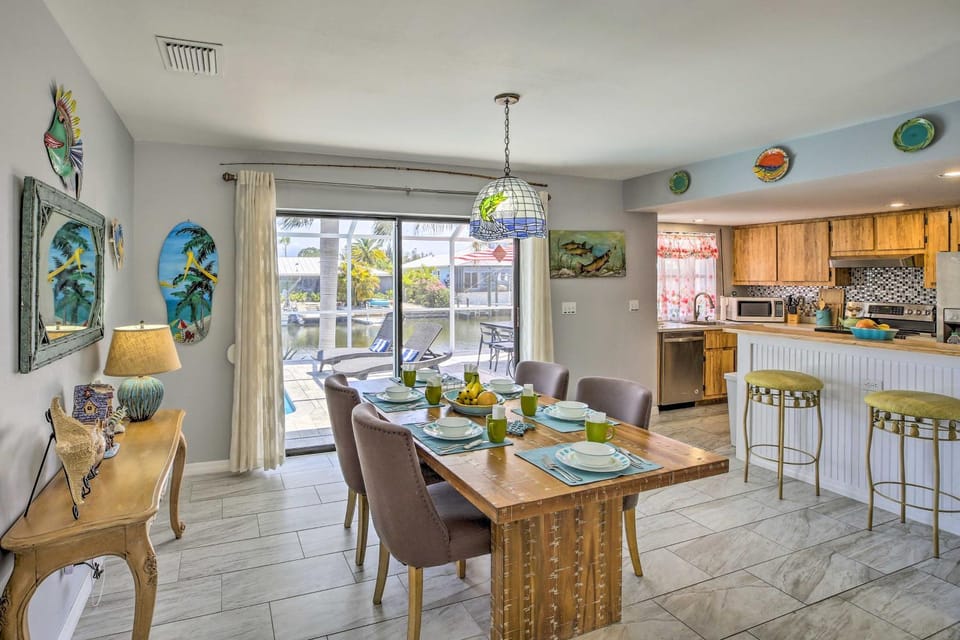 Heated Pool + Lanai: Matlacha Isles Getaway House in Matlacha Isles