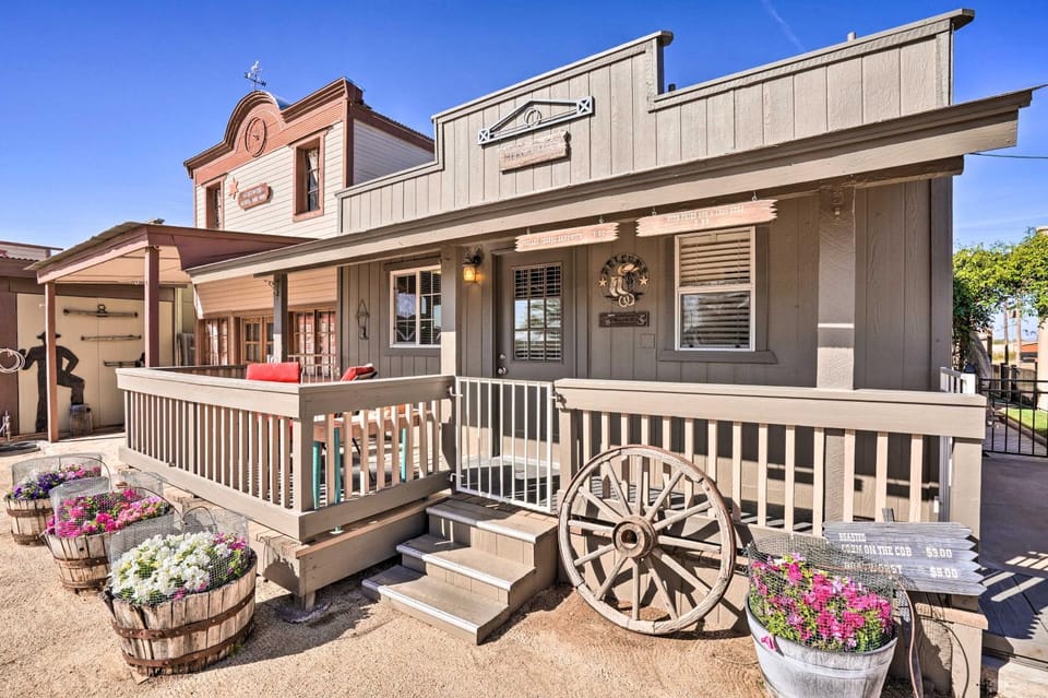 Western-Style Family Home: 15 Mi to Lake Pleasant House in New River