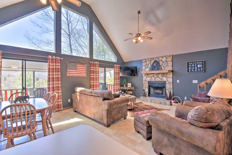 Relax Fireside: ‘HighBearNation Lodge’ Near Hiking House in North Carolina