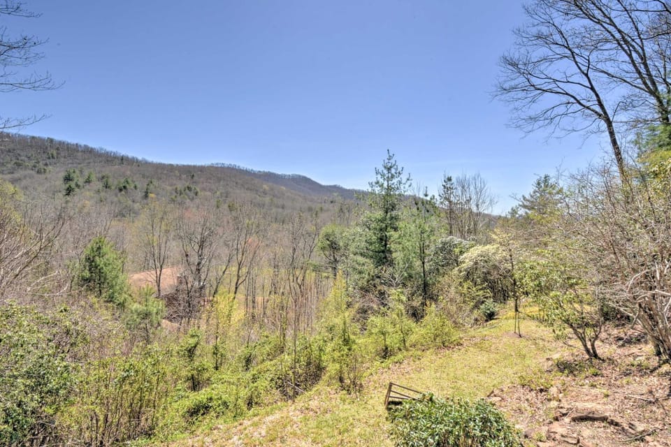 Relax Fireside: ‘HighBearNation Lodge’ Near Hiking House in North Carolina