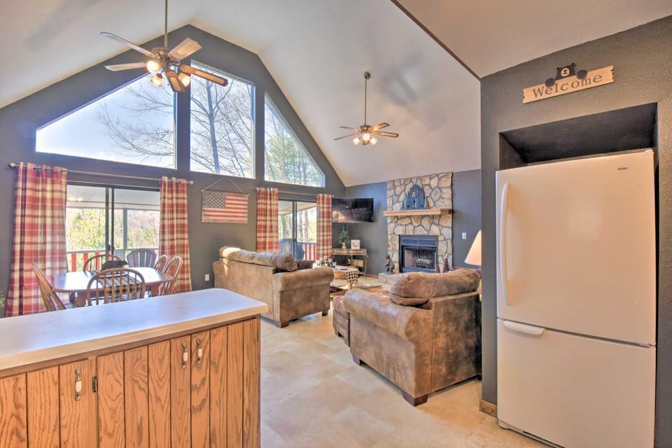Relax Fireside: ‘HighBearNation Lodge’ Near Hiking House in North Carolina