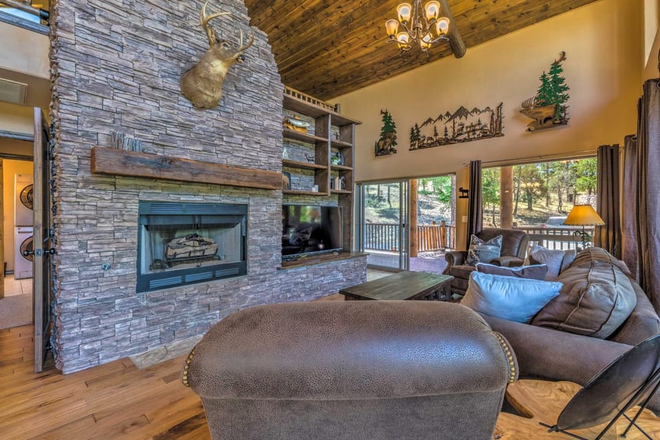 Quiet Ruidoso Cabin w/ Deck & Private Hot Tub Cabin in Ruidoso