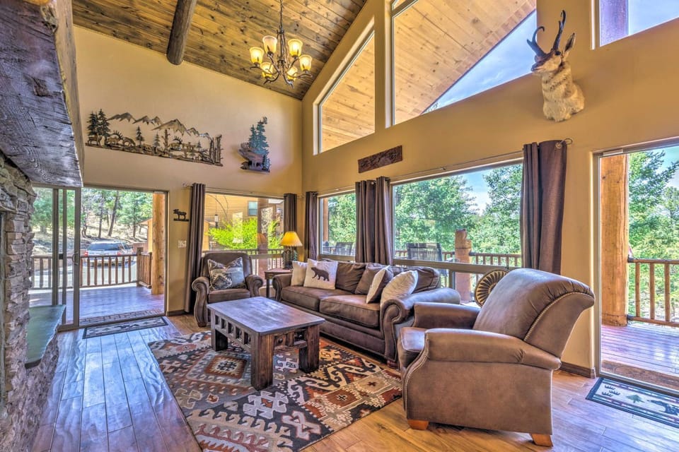 Quiet Ruidoso Cabin w/ Deck & Private Hot Tub Cabin in Ruidoso