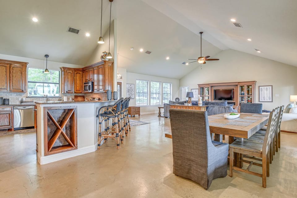 Dock & Game Room: Alvarado Lake Getaway! House in Texas