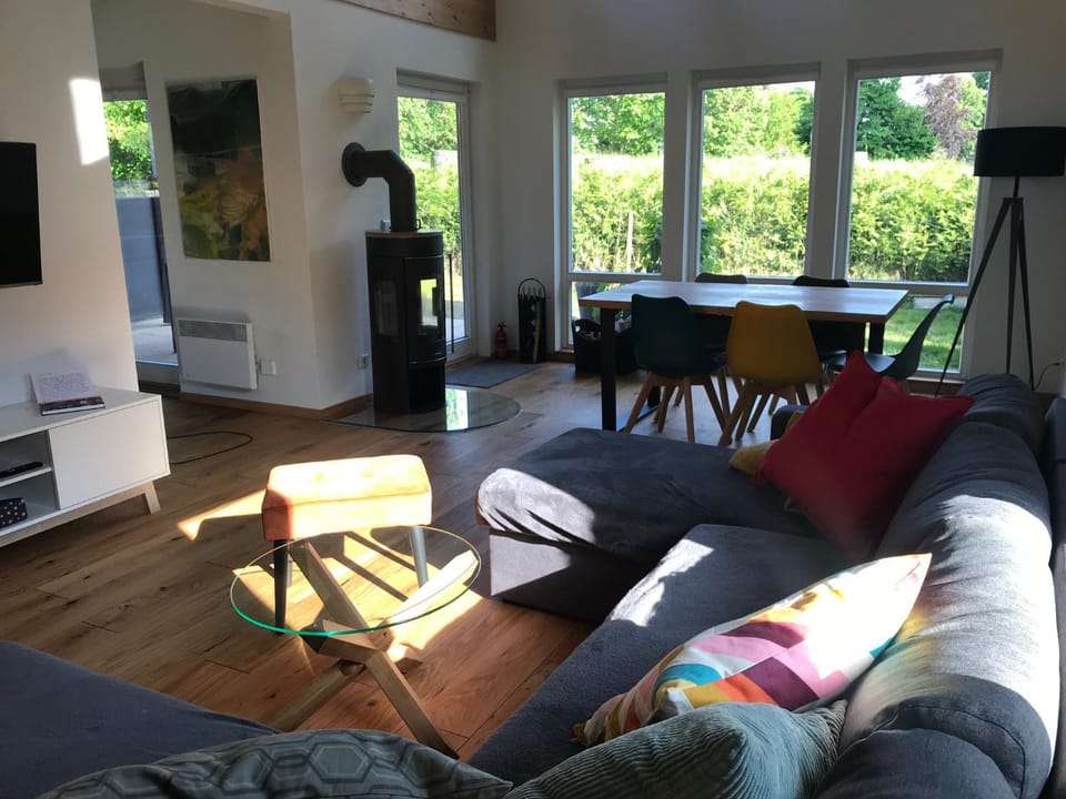 Communal lounge/ TV room, TV and multimedia, Living room, Seating area, Evening entertainment