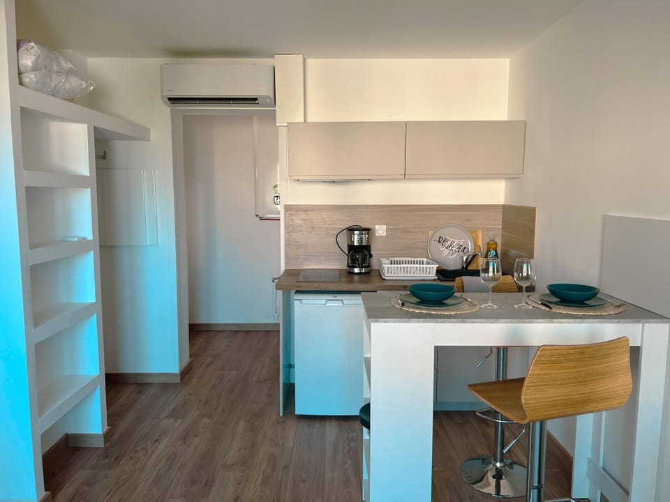 Kitchen or kitchenette, Dining area, pet friendly, stove, toaster