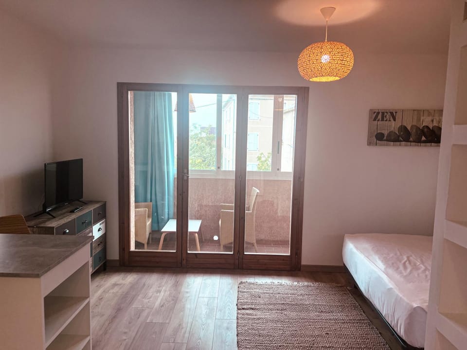 Bed, TV and multimedia, Photo of the whole room, Bedroom