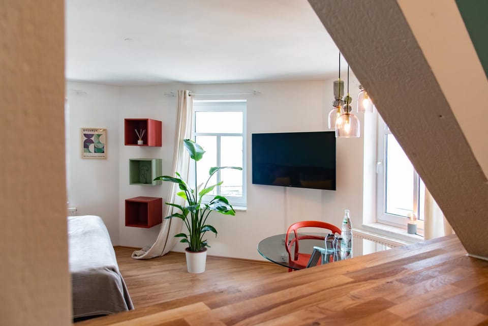 Bed, TV and multimedia, Dining area