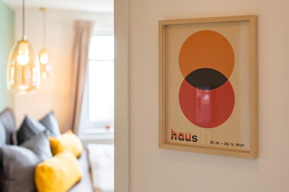 Photo of the whole room, Decorative detail