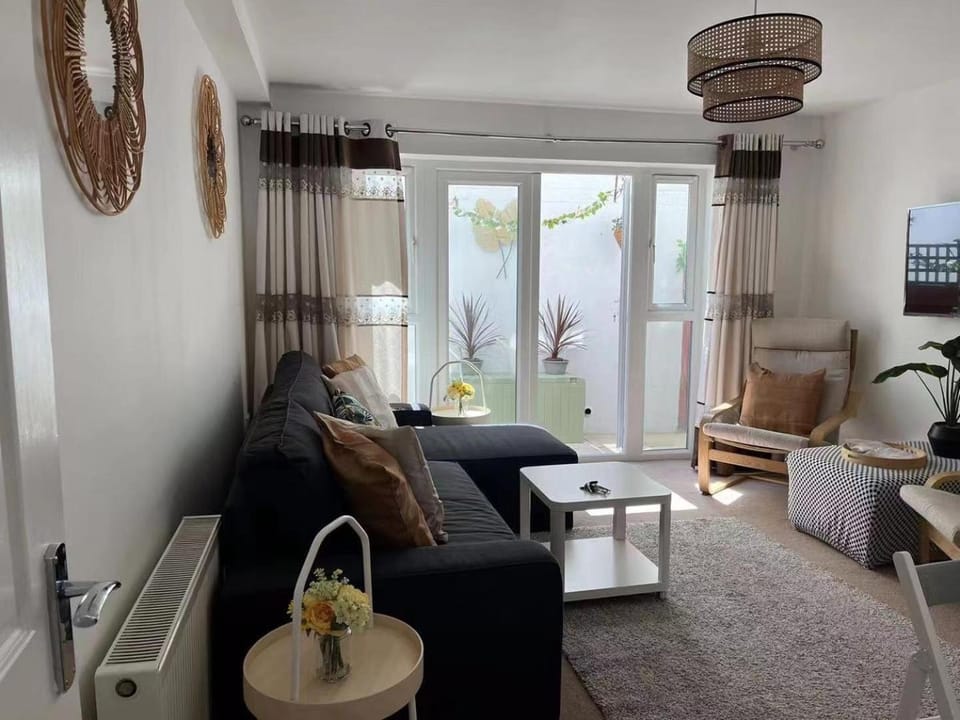 Bed, Living room, Photo of the whole room, Seating area, Bedroom