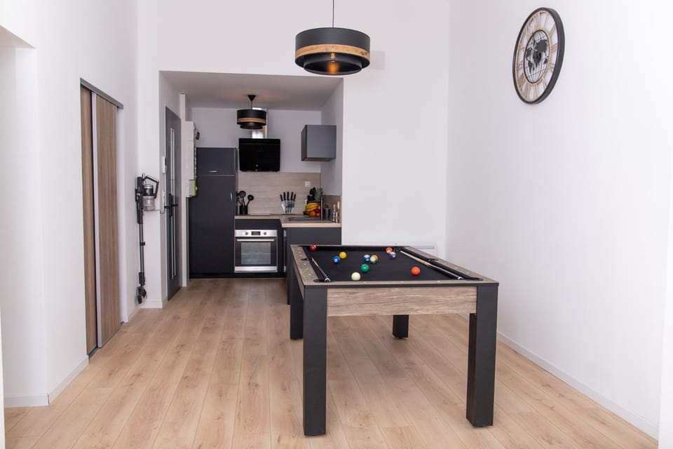 Billiard, Dining area