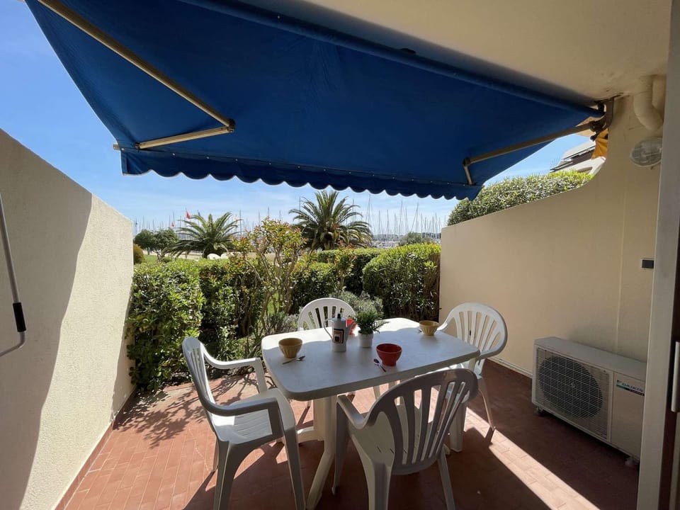 Studio climatisé avec terrasse, piscine & parking, proche plage et port - Le Grau-du-Roi - FR-1-250-232 Apartment in Le Grau-du-Roi