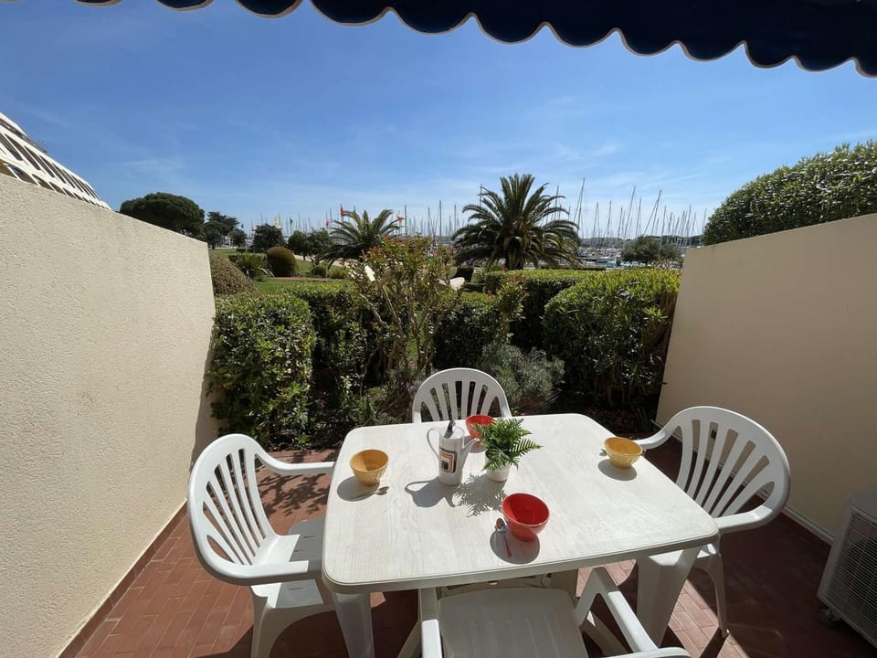 Studio climatisé avec terrasse, piscine & parking, proche plage et port - Le Grau-du-Roi - FR-1-250-232 Apartment in Le Grau-du-Roi