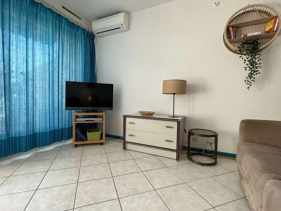 Studio climatisé avec terrasse, piscine & parking, proche plage et port - Le Grau-du-Roi - FR-1-250-232 Apartment in Le Grau-du-Roi