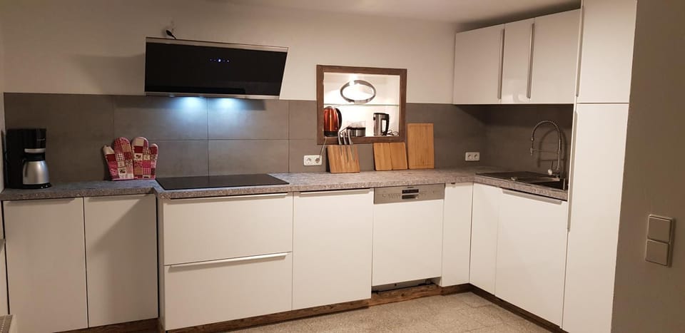 Coffee/tea facilities, Kitchen or kitchenette, Communal kitchen, dishwasher, stove, toaster, washing machine