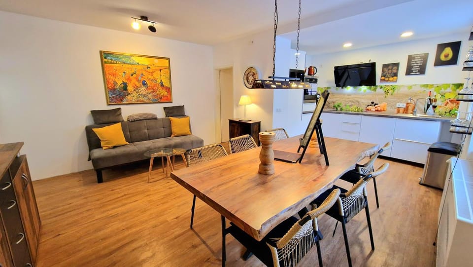 Restaurant/places to eat, TV and multimedia, Kitchen or kitchenette, Living room, Seating area, Dining area, Bedroom, Food, internet, internet, minibar