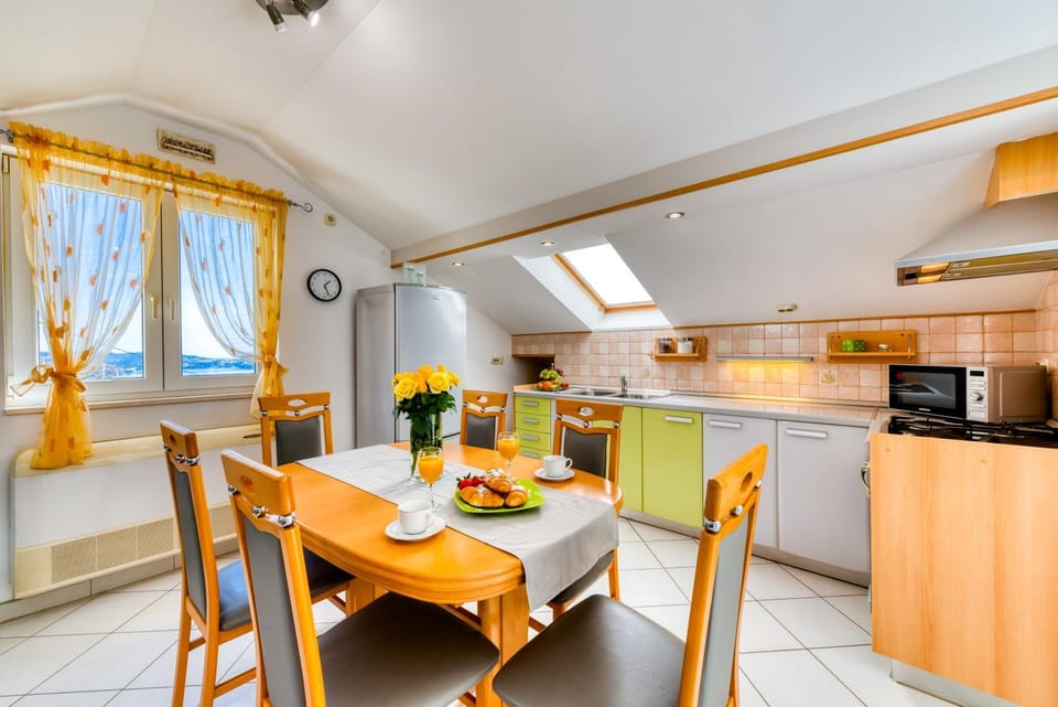 Kitchen or kitchenette, Dining area