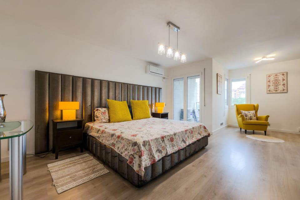 Bed, Seating area, Bedroom, air conditioner