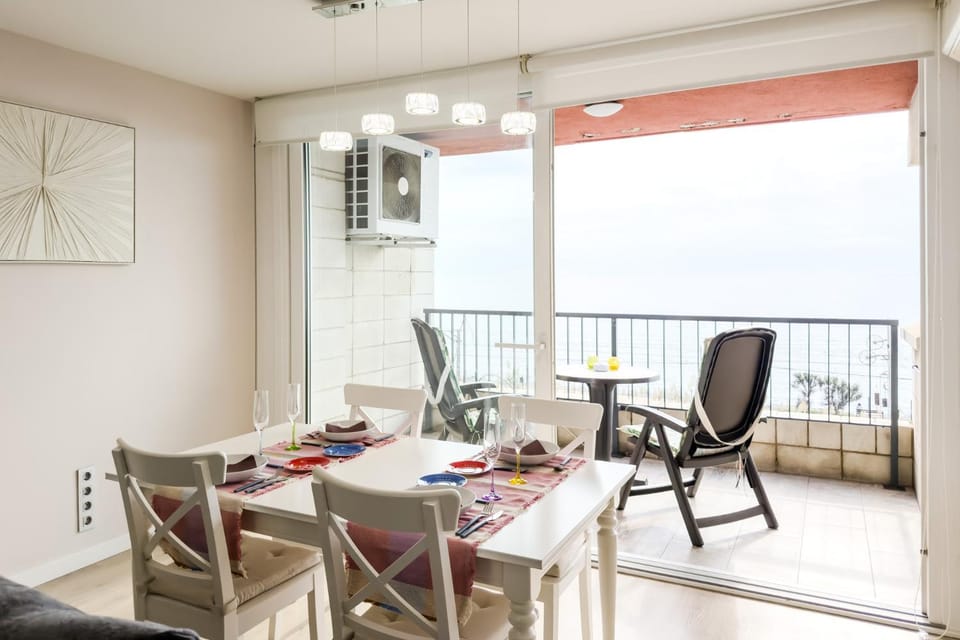 View (from property/room), Balcony/Terrace, Dining area