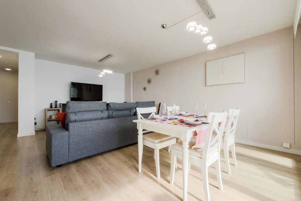 TV and multimedia, Living room, Seating area, Dining area