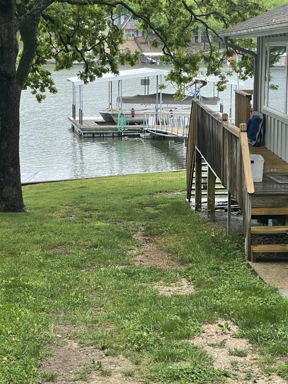 Loft , boat dock, 2 bedrooms , pet friendly Apartment in Lake of the Ozarks