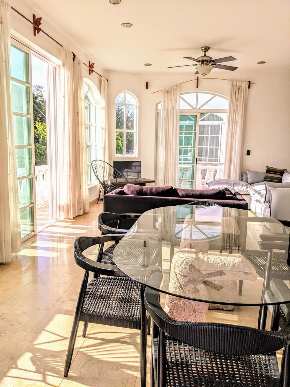 Living room, Seating area, Dining area, fireplace