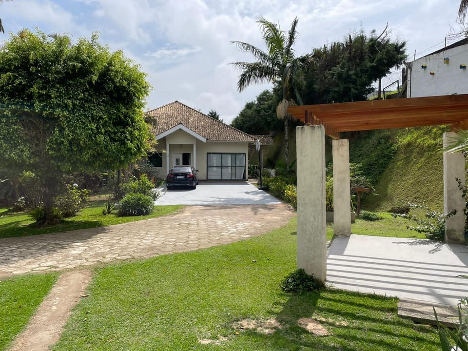 Casa de campo, com quadra de Beach Tennis, Volei e Fut Volei próxima a SP!! House in Santana de Parnaíba